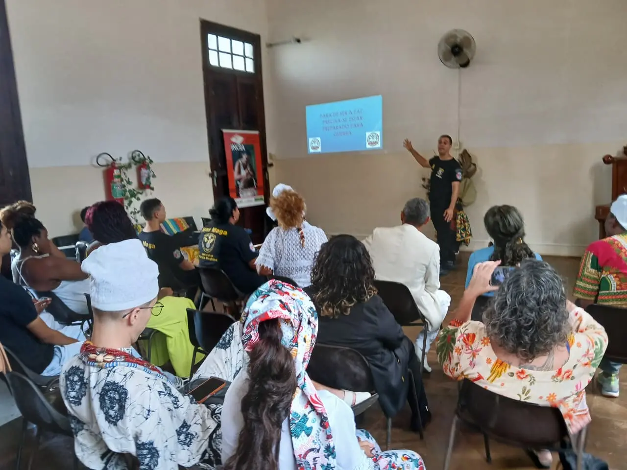 Treinamento funcional de Krav Maga em Jaú com turma em atividade prática